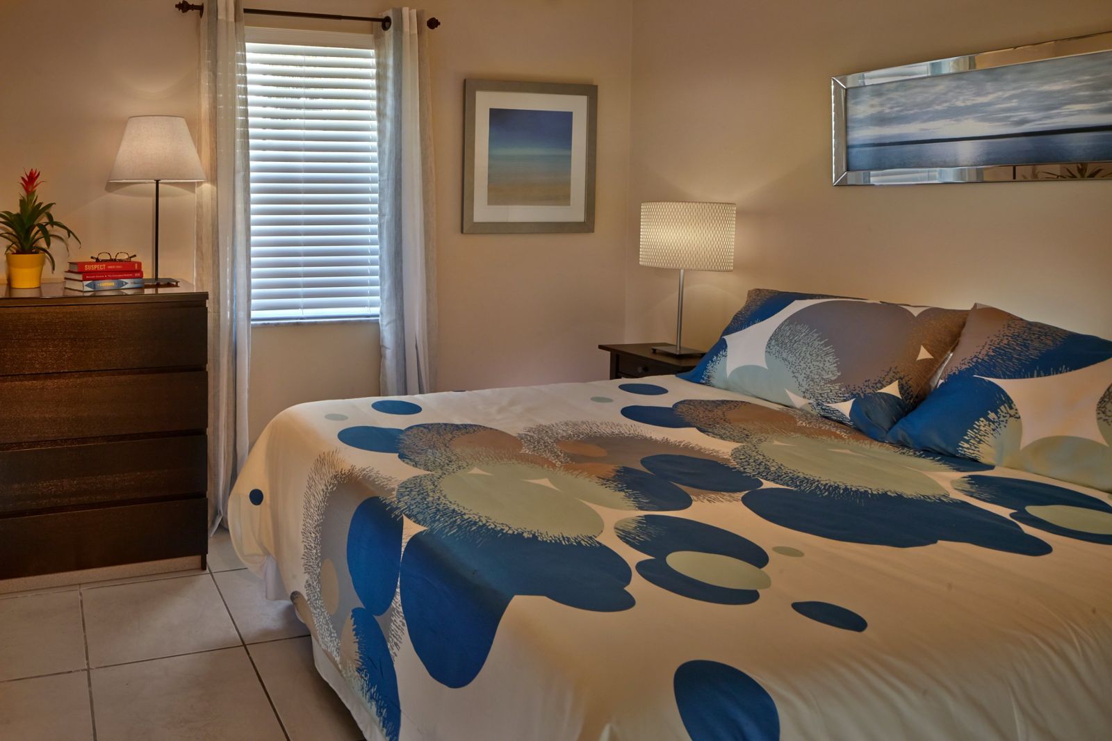Private bedroom with a queen bed